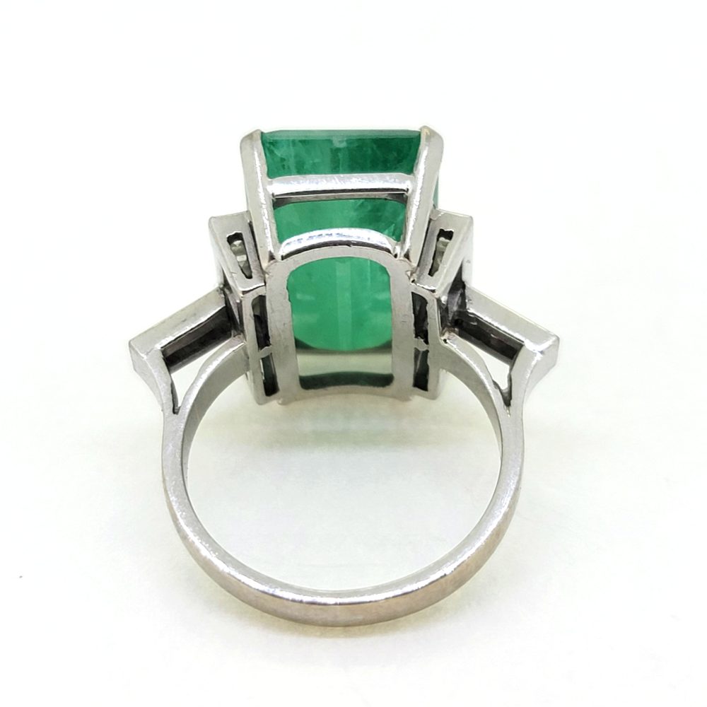 10cts Emerald Solitaire Ring with Square Cut Diamond Shoulders