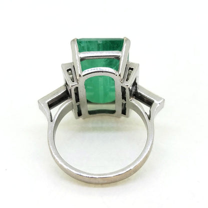 10cts Emerald Solitaire Ring with Square Cut Diamond Shoulders