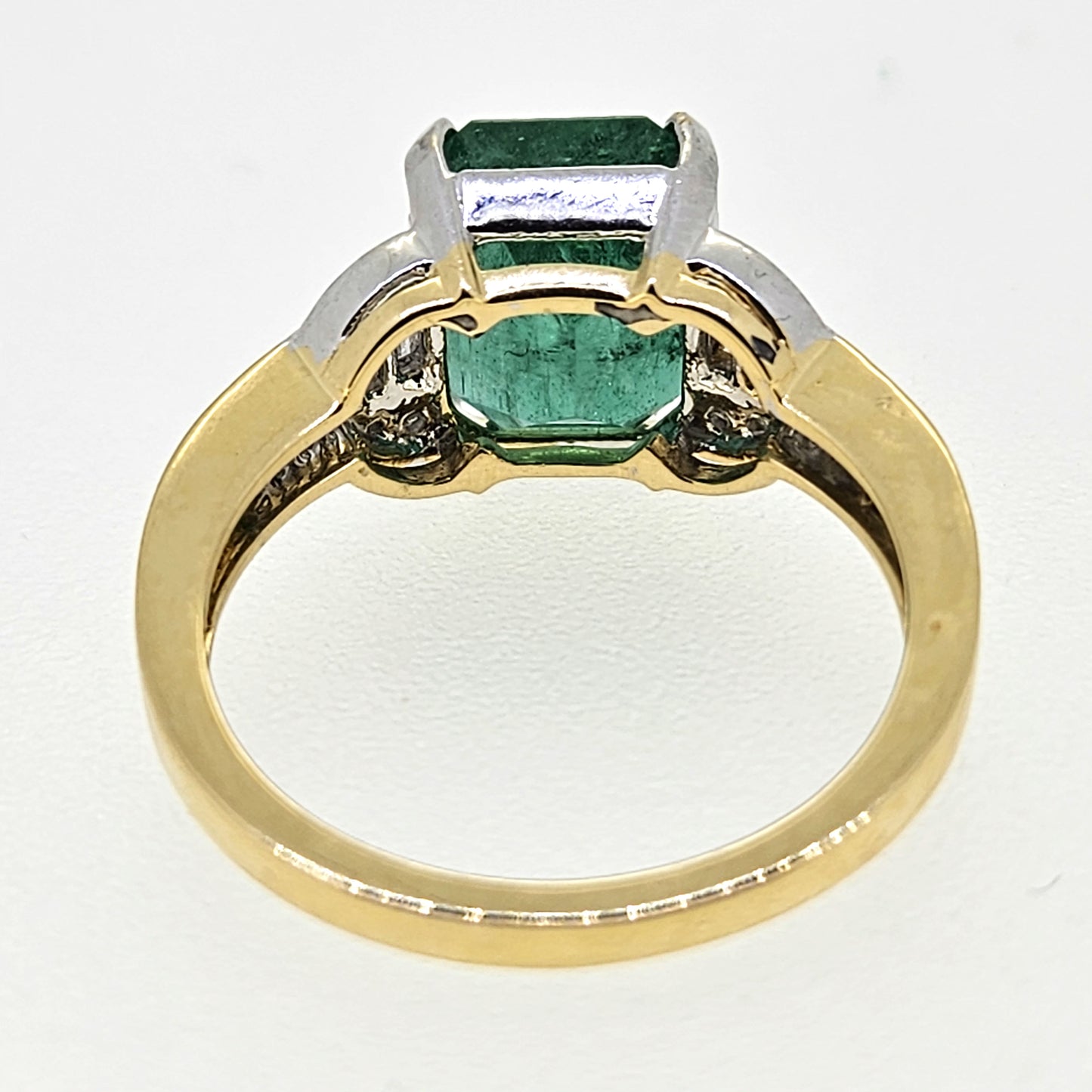 Emerald and Diamond Cluster Ring Em4.03 D.34