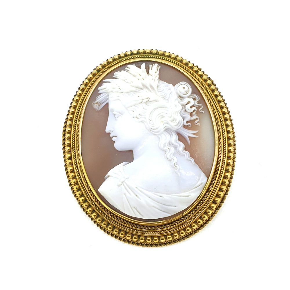 Antique Cameo Brooch in yellow gold with beaded edging