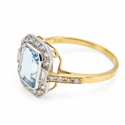 Aquamarine and Diamond ring, 18 carat yellow gold A1.26/D0.37