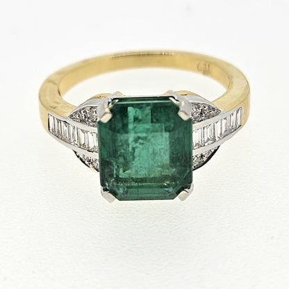 Emerald and Diamond Cluster Ring Em4.03 D.34