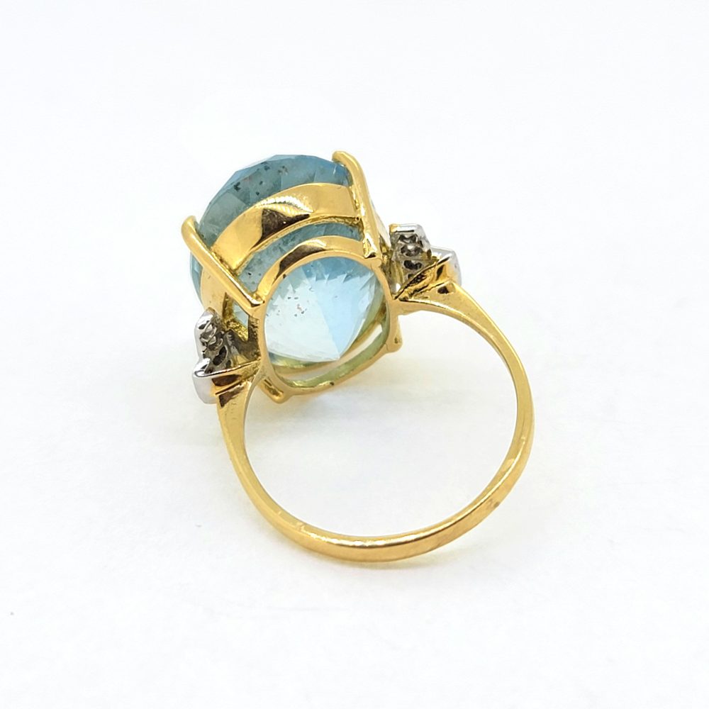 17cts Aquamarine Solitaire Ring with Diamond Shoulders