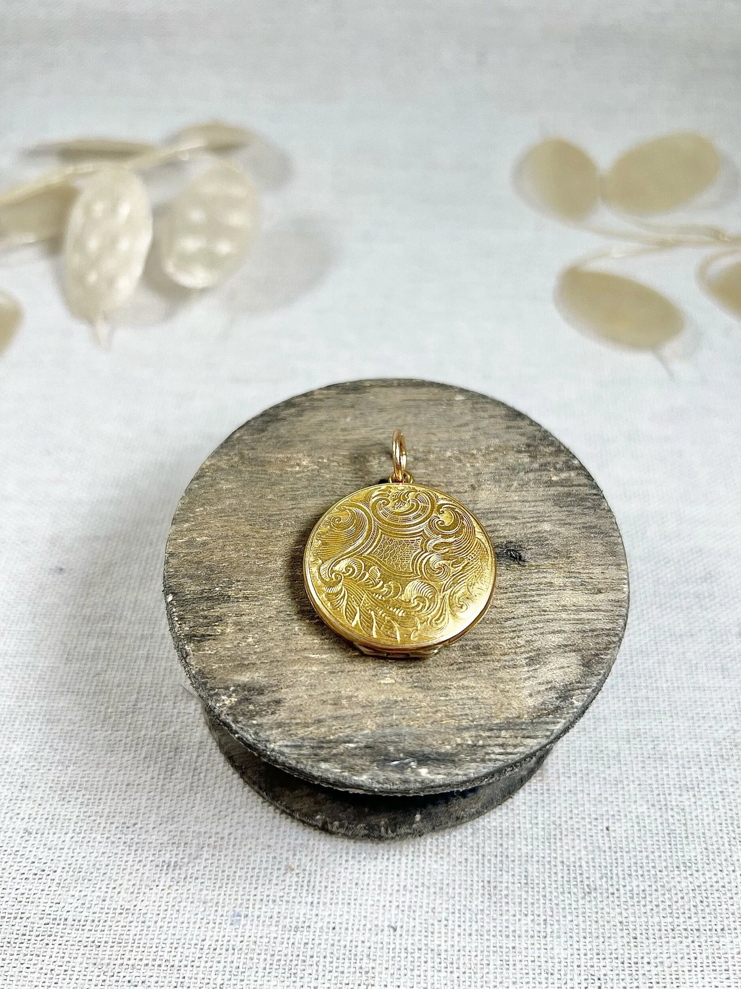 Victorian 15 Carat Yellow Gold Paisley Patterned Round Locket, Circa 1880