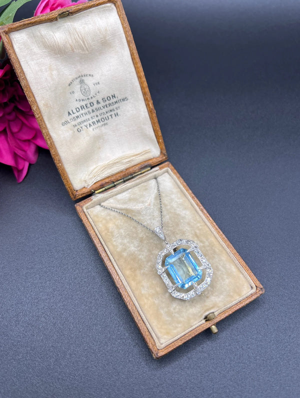 French Edwardian 18 Carat Gold, Platinum, Aquamarine and Diamond Pendant Necklace
