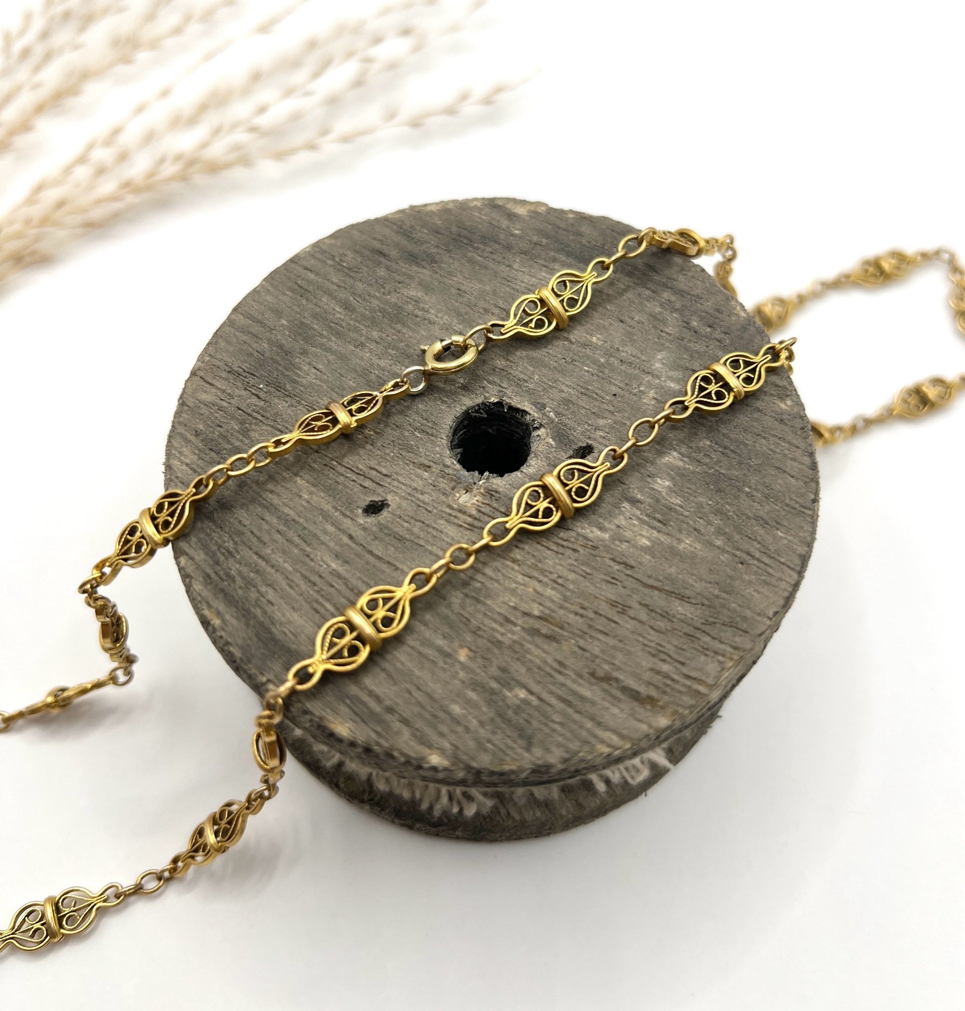 French Art Deco 18 Carat Yellow Gold Fancy Filigree Link Chain Necklace, Circa 1920