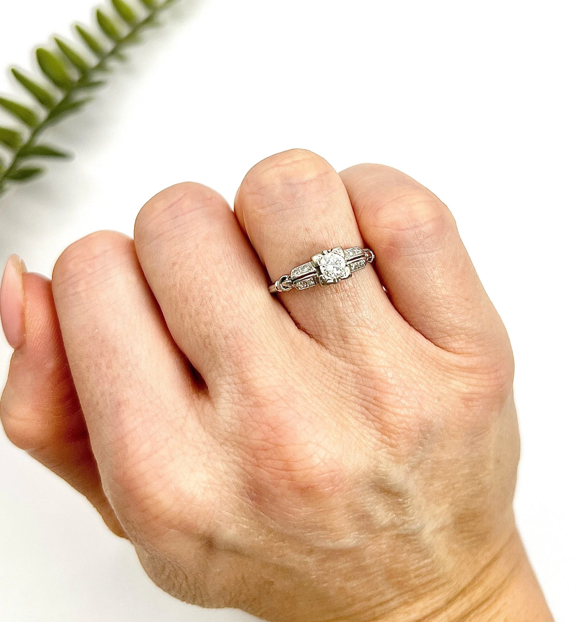 Antique 18 ct White Gold Diamond Engagement Ring with Diamond Shoulders