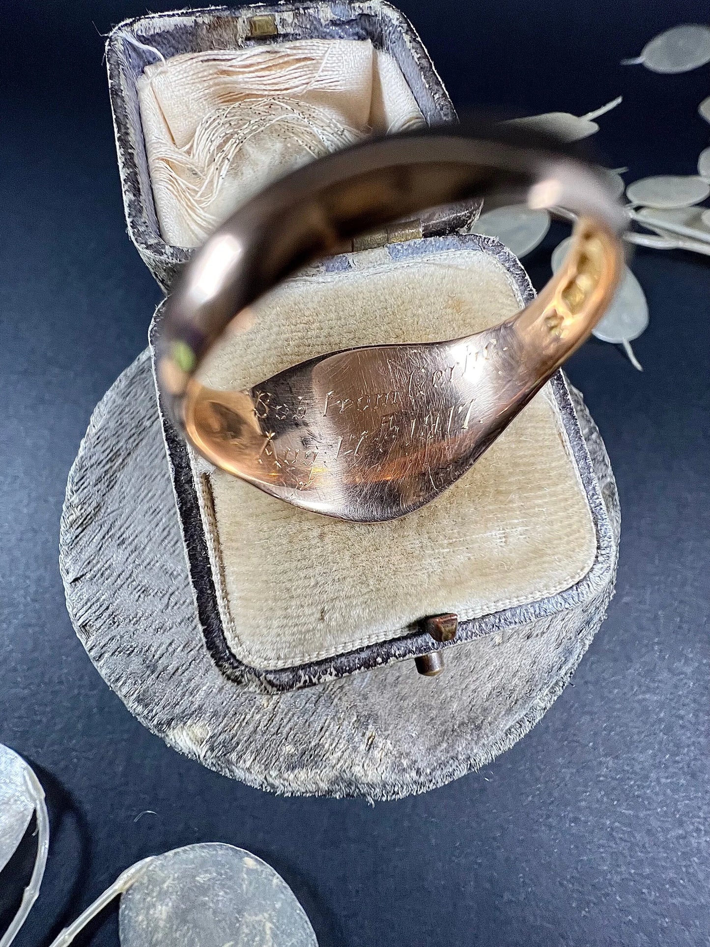 Antique 18 ct Gold, Oval Signet Ring Hand Carved Shoulders Hallmarked Chester 1916