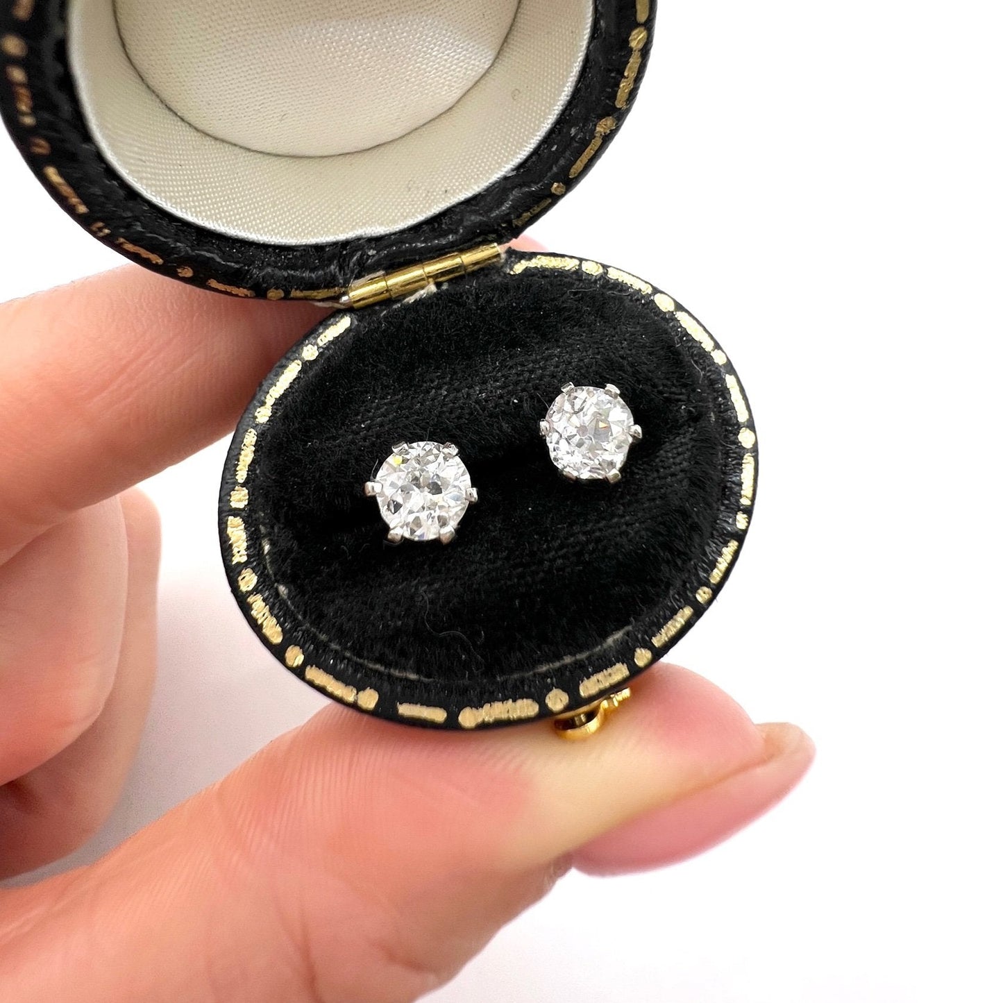 Vintage 0.95ct Diamond Stud Earrings with Screw Back Fittings in Platinum