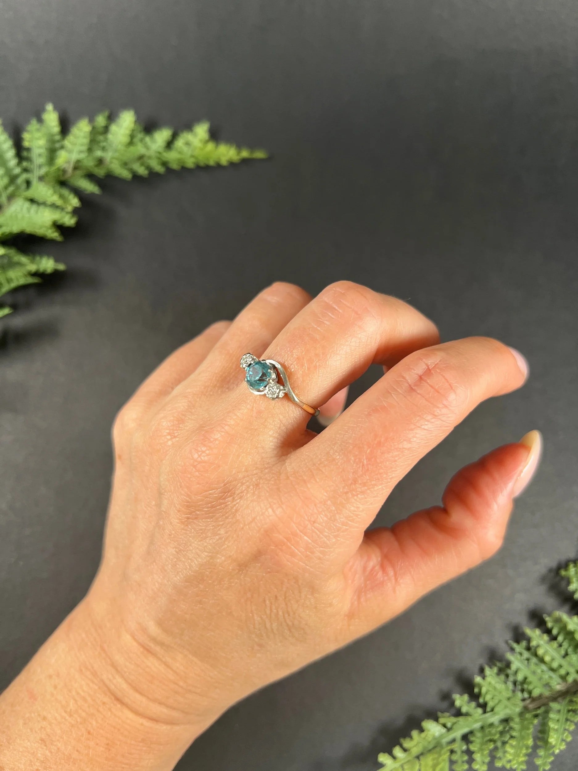 Vintage 18ct Yellow Gold & Platinum, 1980s Three Stone Zircon Diamond Cossover Trilogy Ring