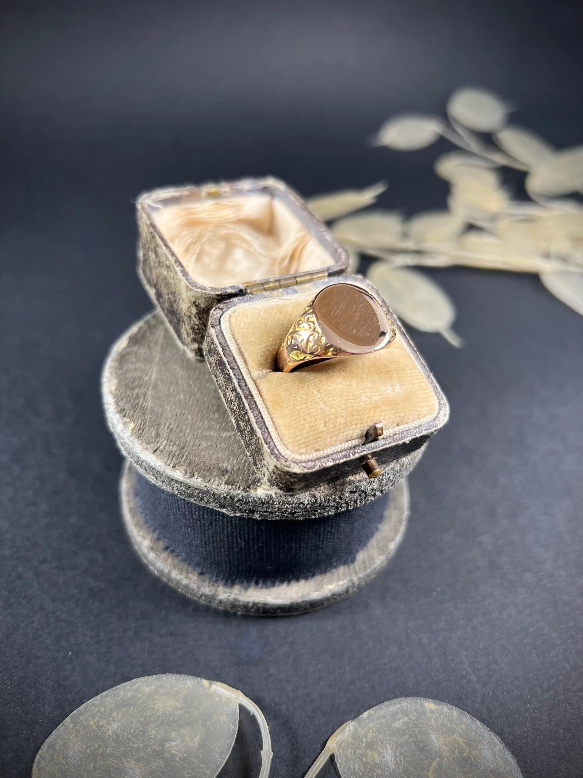 Antique 18 ct Gold, Oval Signet Ring Hand Carved Shoulders Hallmarked Chester 1916