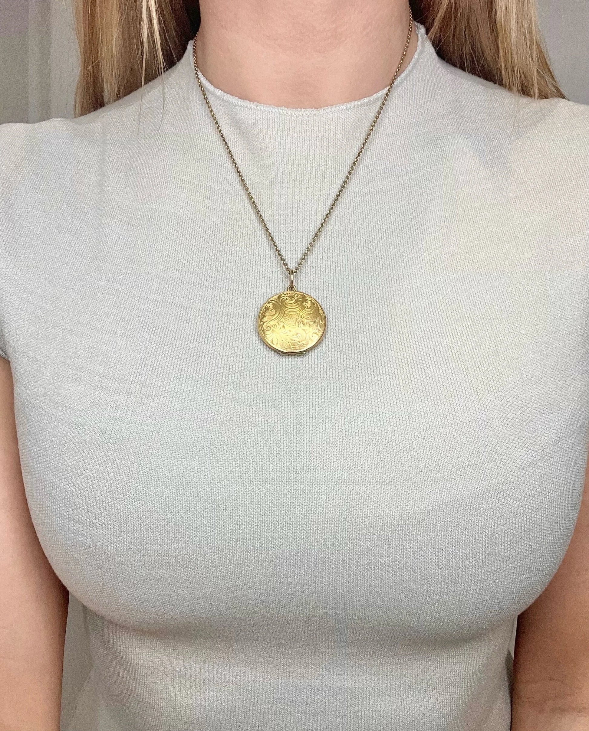 Victorian 15 Carat Yellow Gold Paisley Patterned Round Locket, Circa 1880