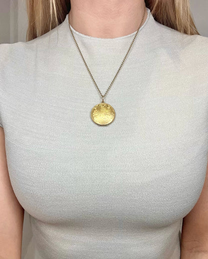 Victorian 15 Carat Yellow Gold Paisley Patterned Round Locket, Circa 1880