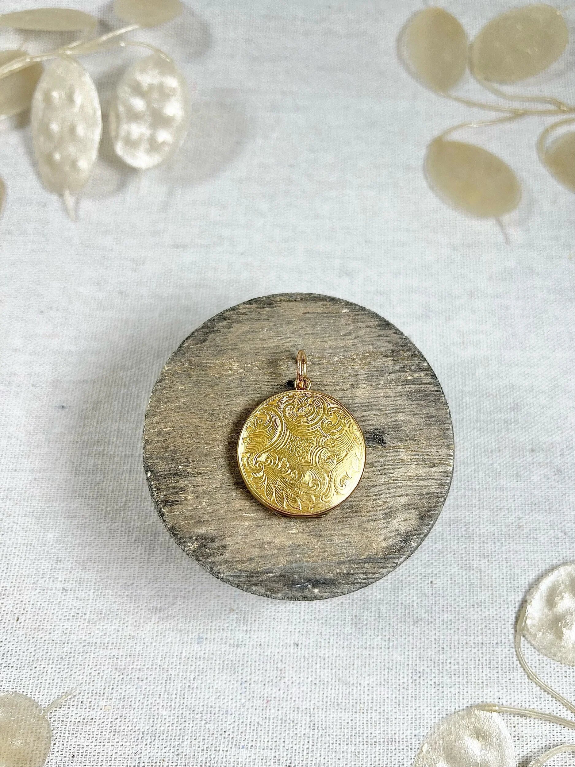 Victorian 15 Carat Yellow Gold Paisley Patterned Round Locket, Circa 1880