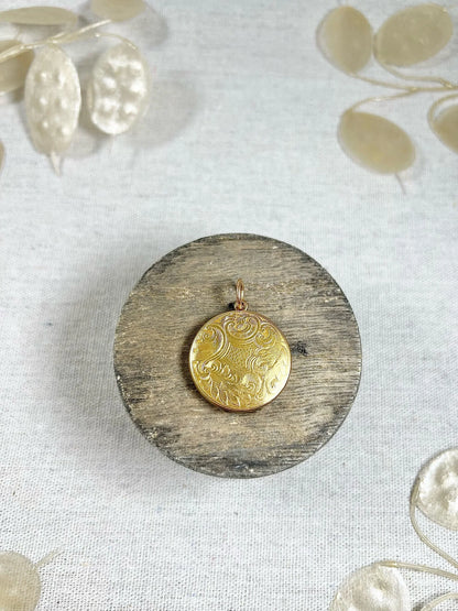 Victorian 15 Carat Yellow Gold Paisley Patterned Round Locket, Circa 1880