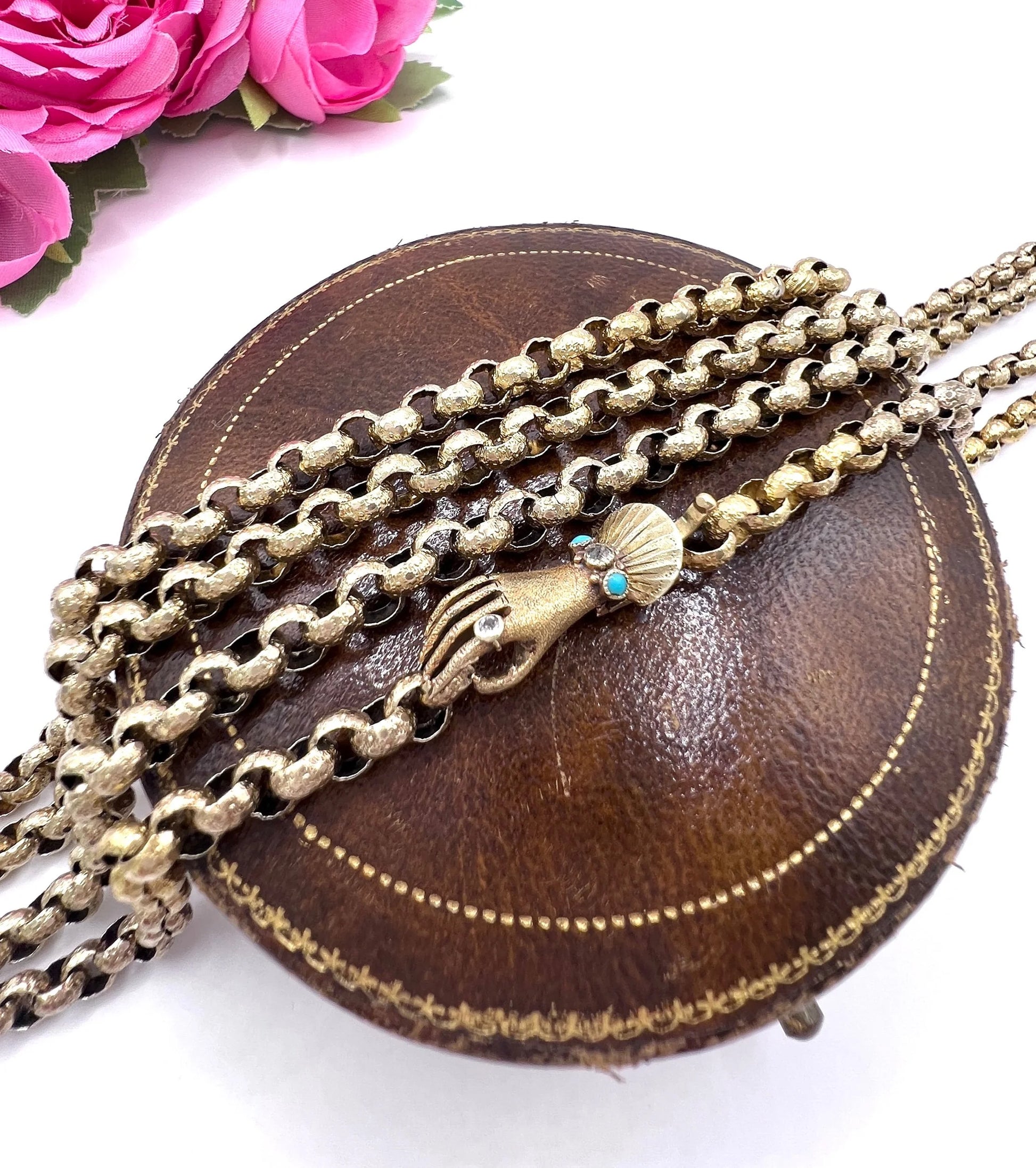 Georgian 15 Carat Gold Long Guard Necklace with Hand Clasp, Circa 1800