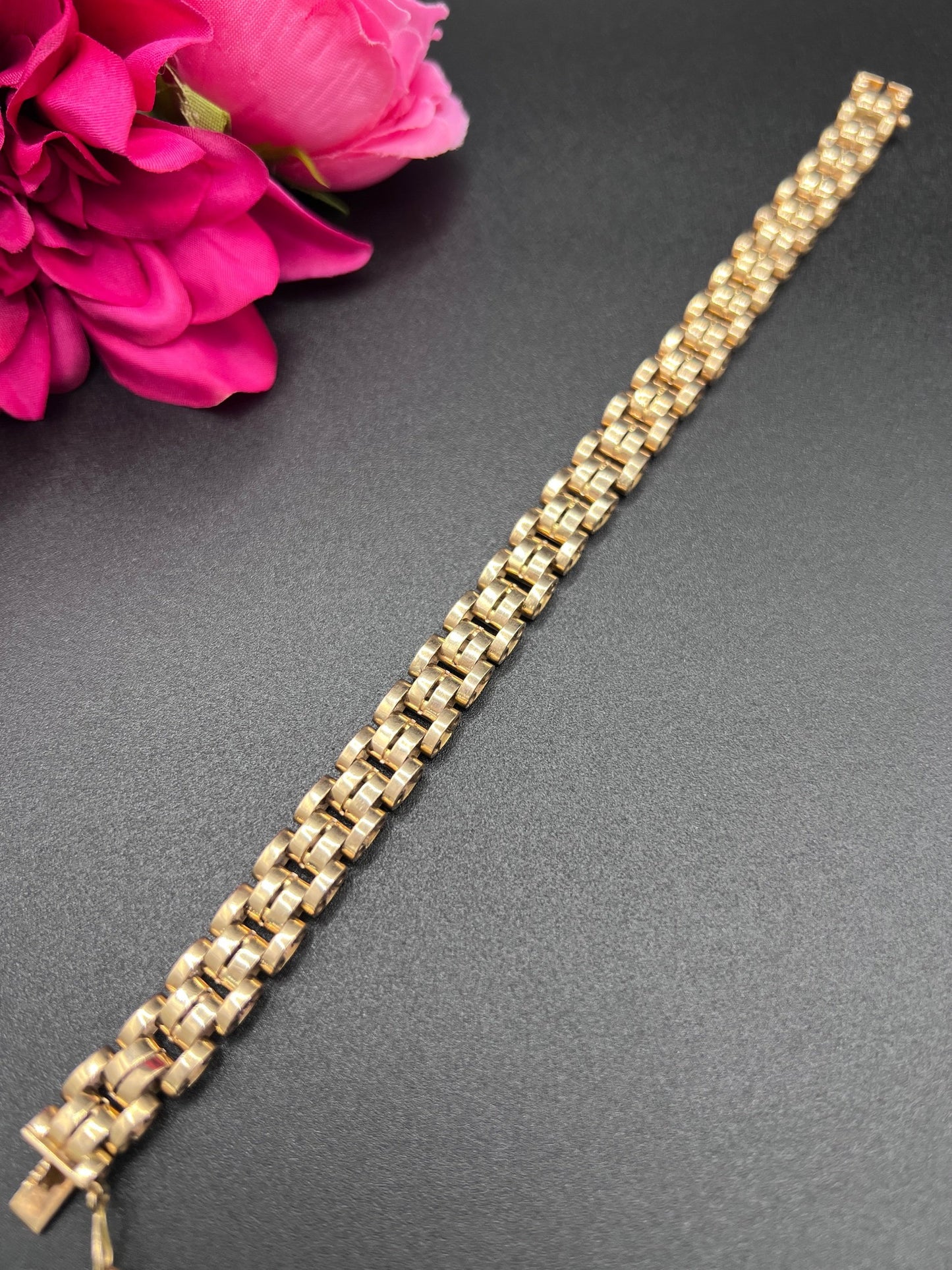 A yellow gold link bracelet