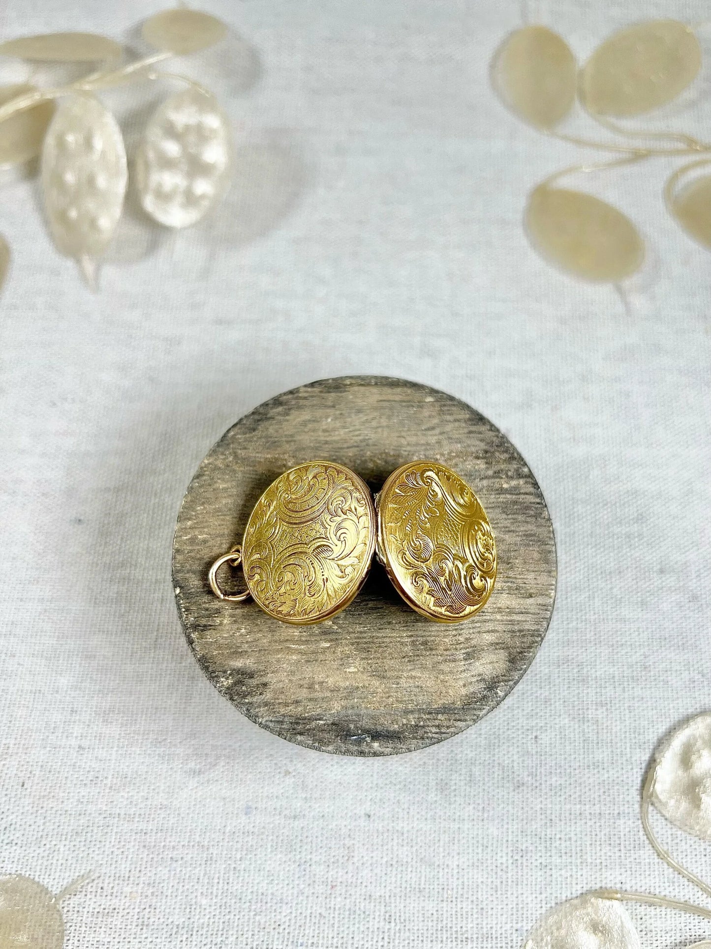 Victorian 15 Carat Yellow Gold Paisley Patterned Round Locket, Circa 1880