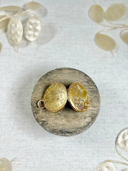 Victorian 15 Carat Yellow Gold Paisley Patterned Round Locket, Circa 1880