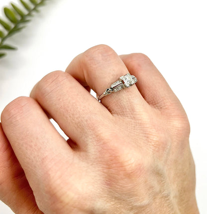 Antique 18 ct White Gold Diamond Engagement Ring with Diamond Shoulders