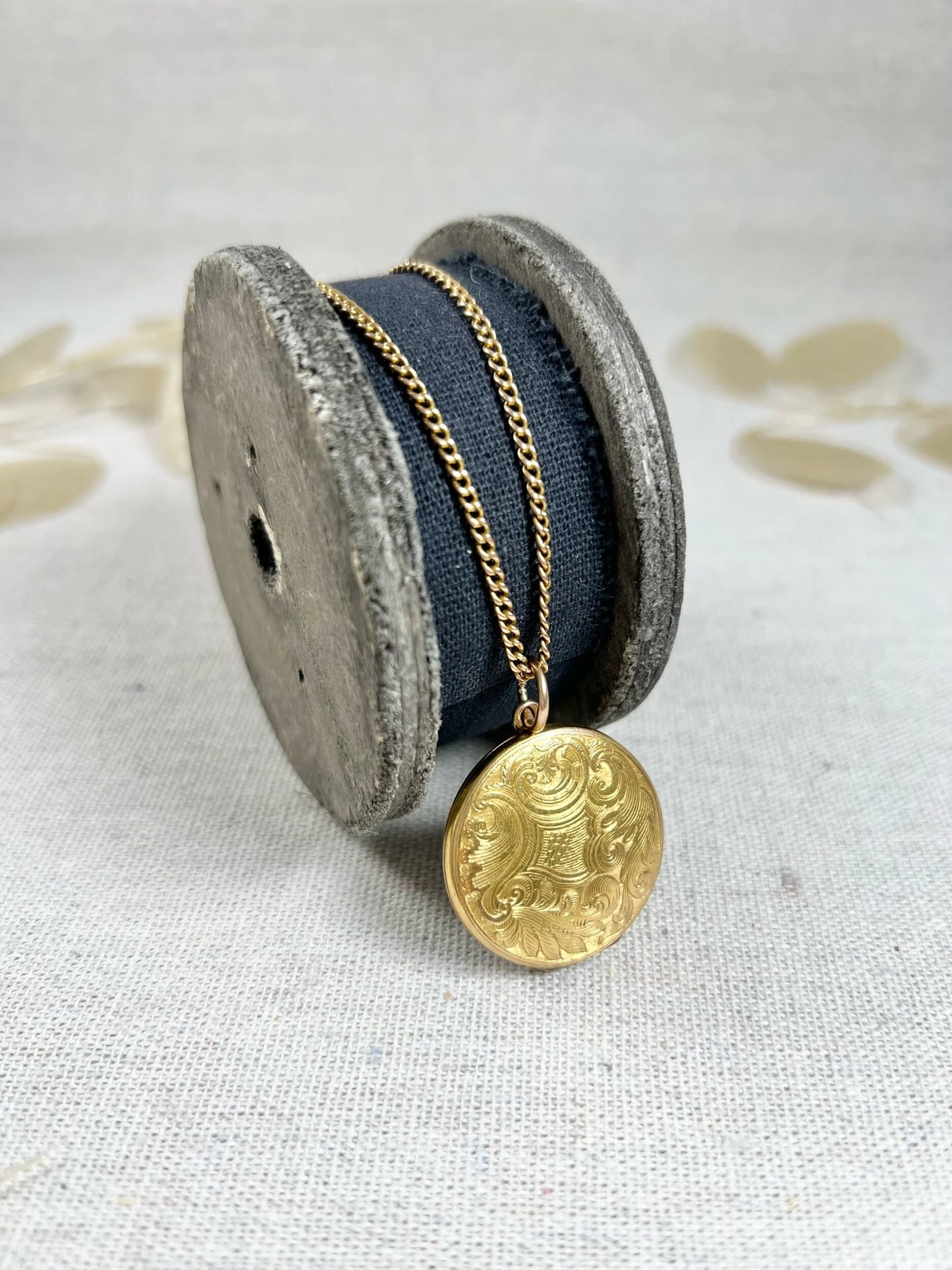 Victorian 15 Carat Yellow Gold Paisley Patterned Round Locket, Circa 1880