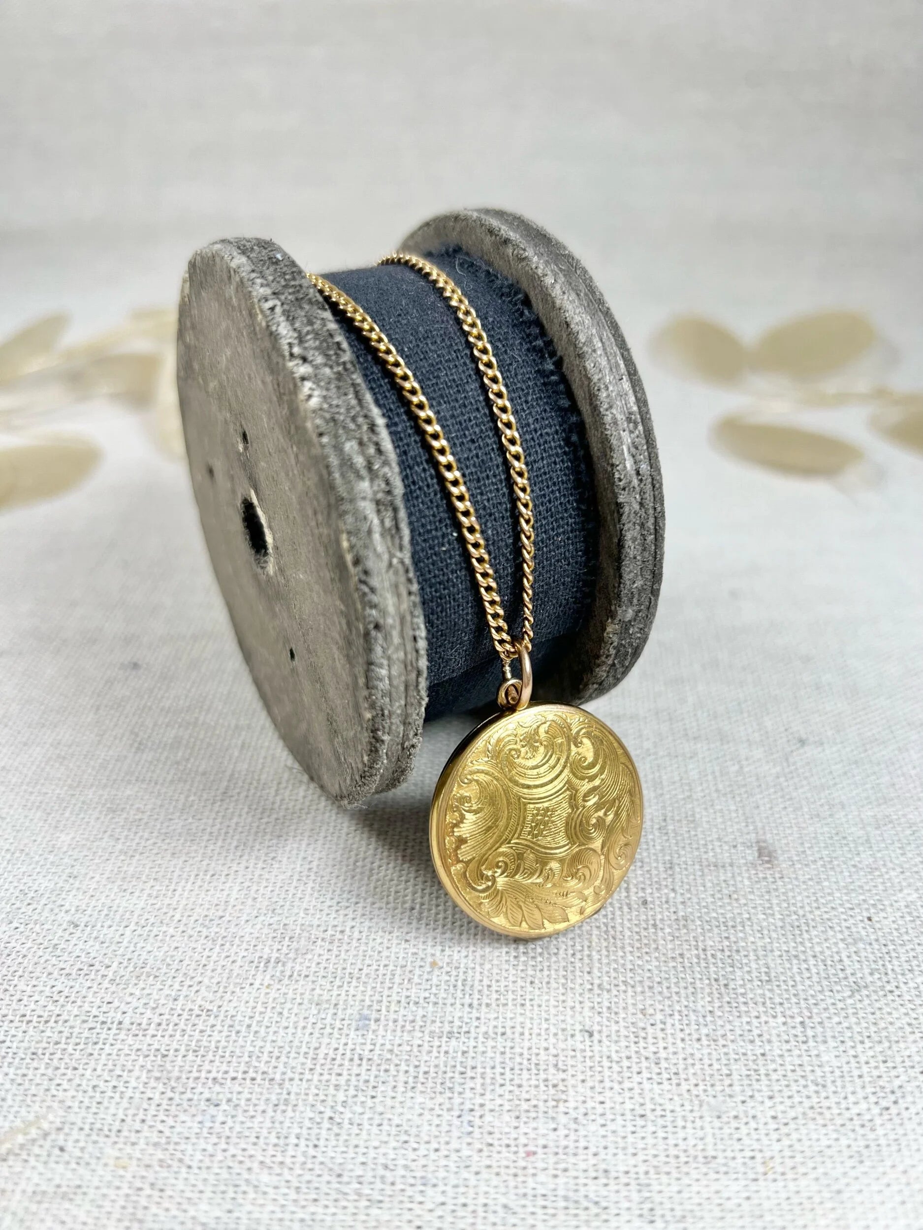 Victorian 15 Carat Yellow Gold Paisley Patterned Round Locket, Circa 1880