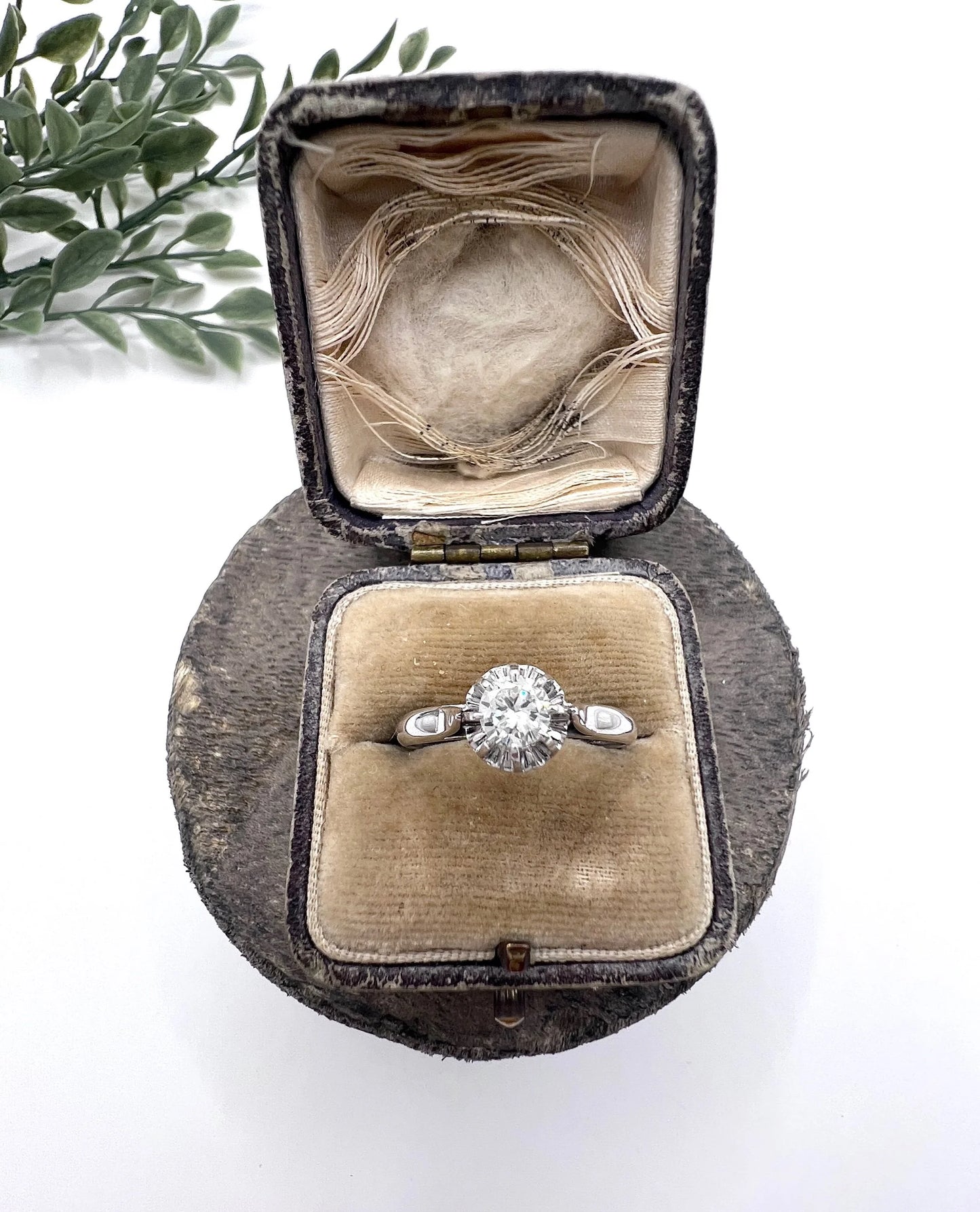 A solitaire round diamond ring in white gold, in an antique ring box