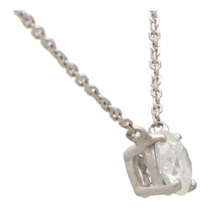 Diamond pendant necklace in white gold.