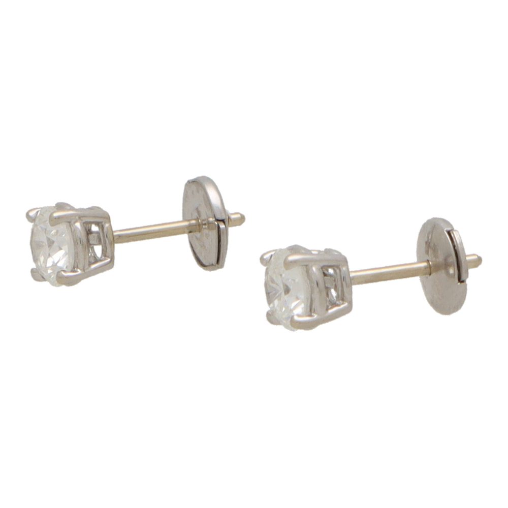 Diamond stud earrings in white gold.