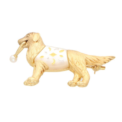 Mother of pearl dog brooch in yellow gold.