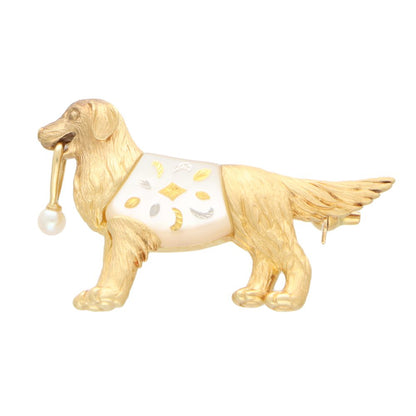 Mother of pearl dog brooch in yellow gold.