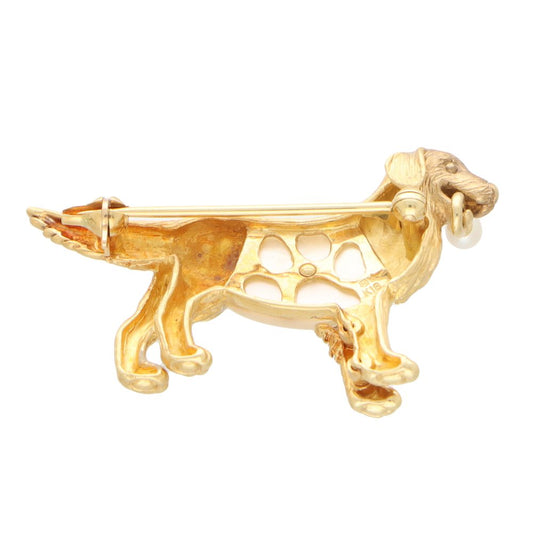Mother of pearl dog brooch in yellow gold.