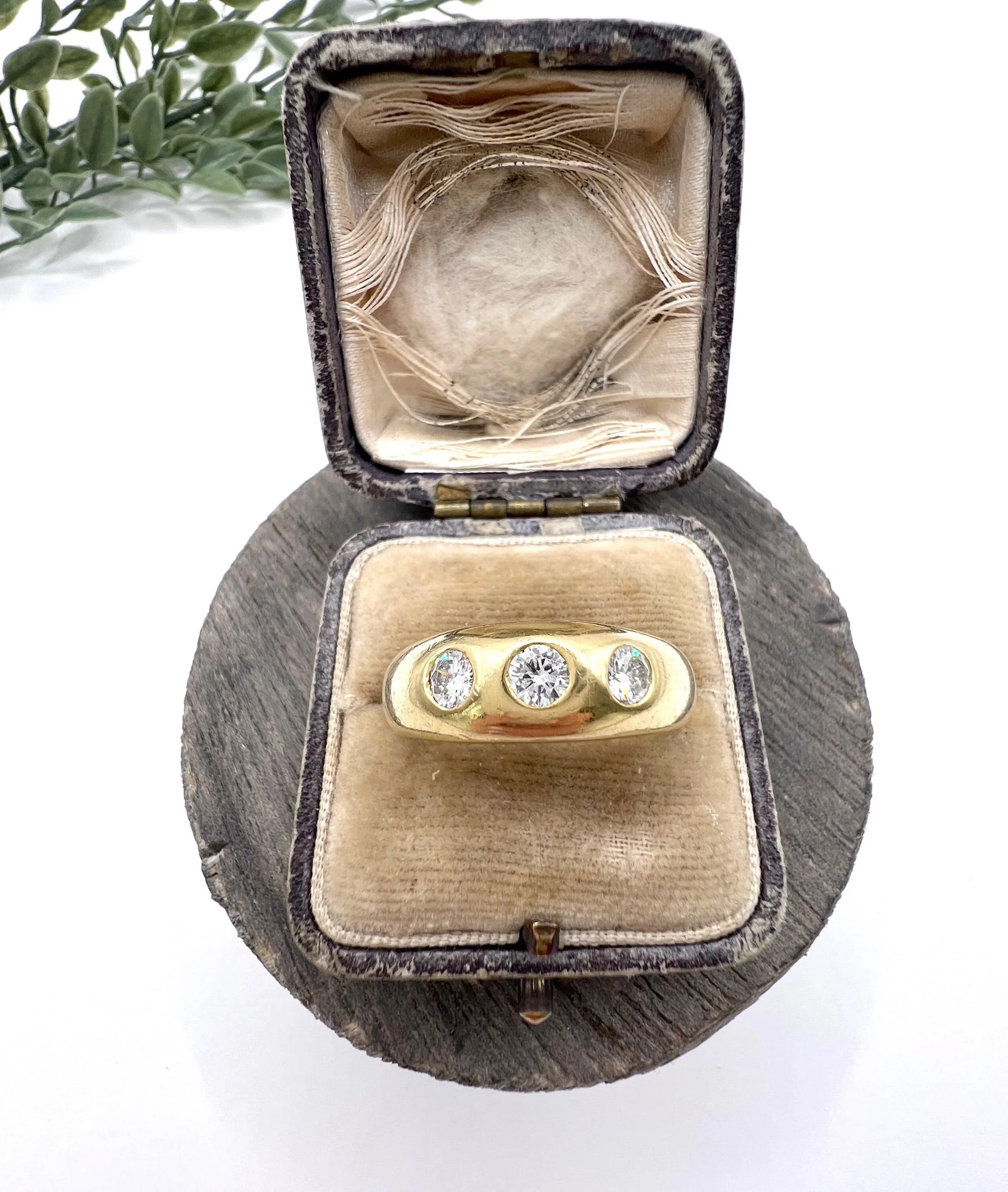 Vintage 18 Carat Yellow Gold Three Stone Diamond Band Ring, Hallmarked London 1992