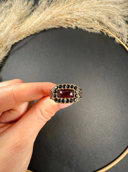 Antique 15 ct Gold, Georgian Onyx, Garnet And Enamel Mourning Ring