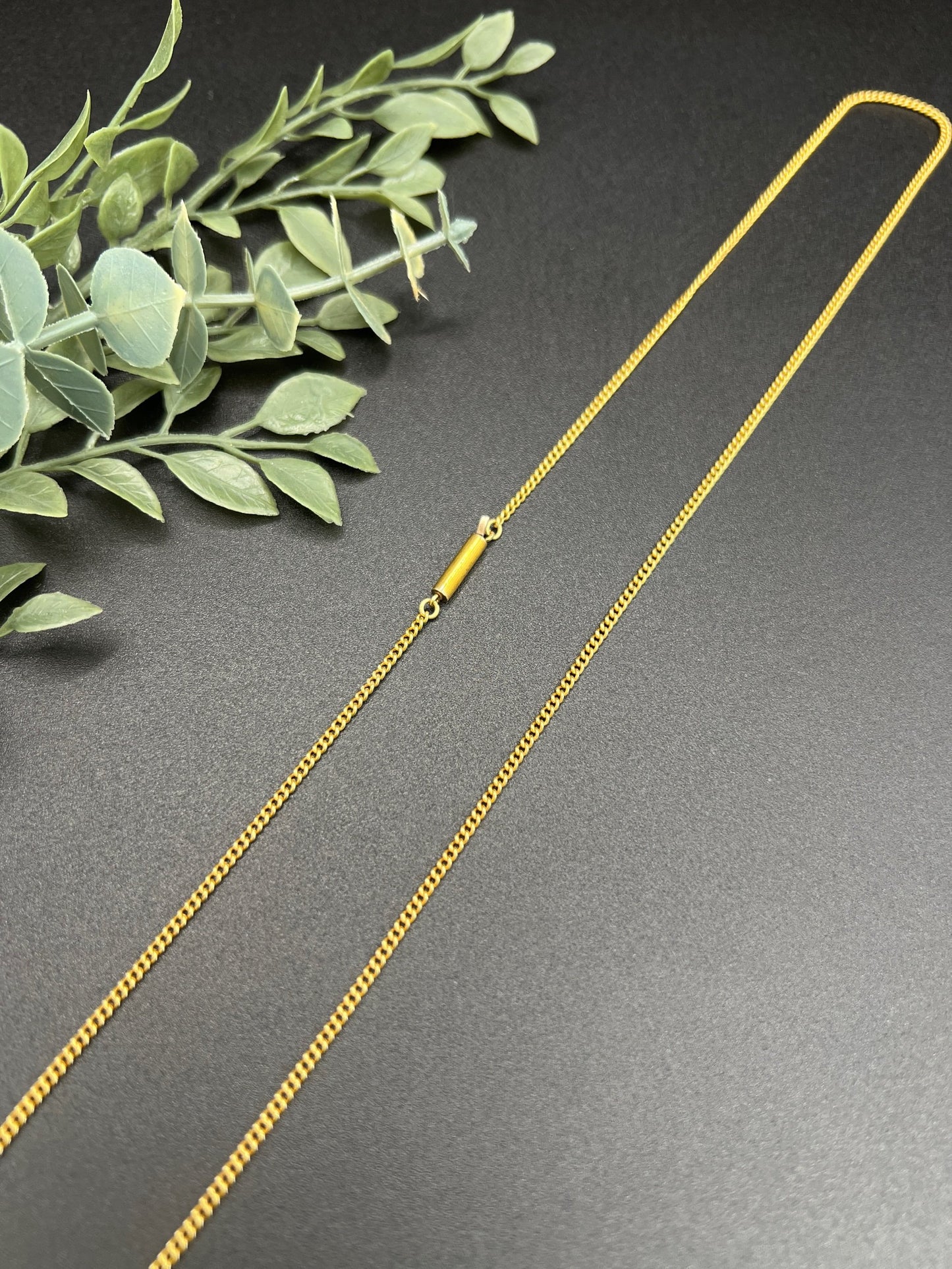 A yellow gold chain necklace