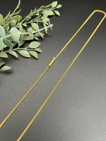 A yellow gold chain necklace