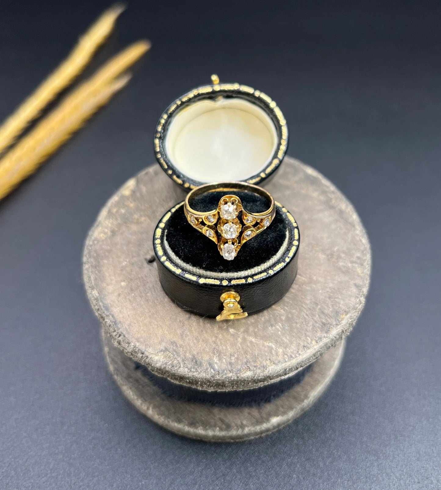An antique old cut diamond ring in yellow gold, in a box