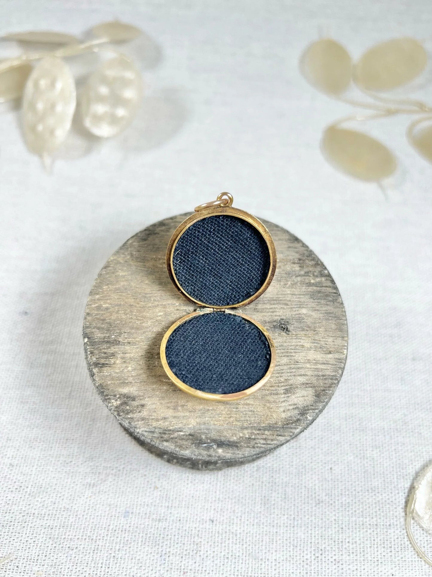 Victorian 15 Carat Yellow Gold Paisley Patterned Round Locket, Circa 1880