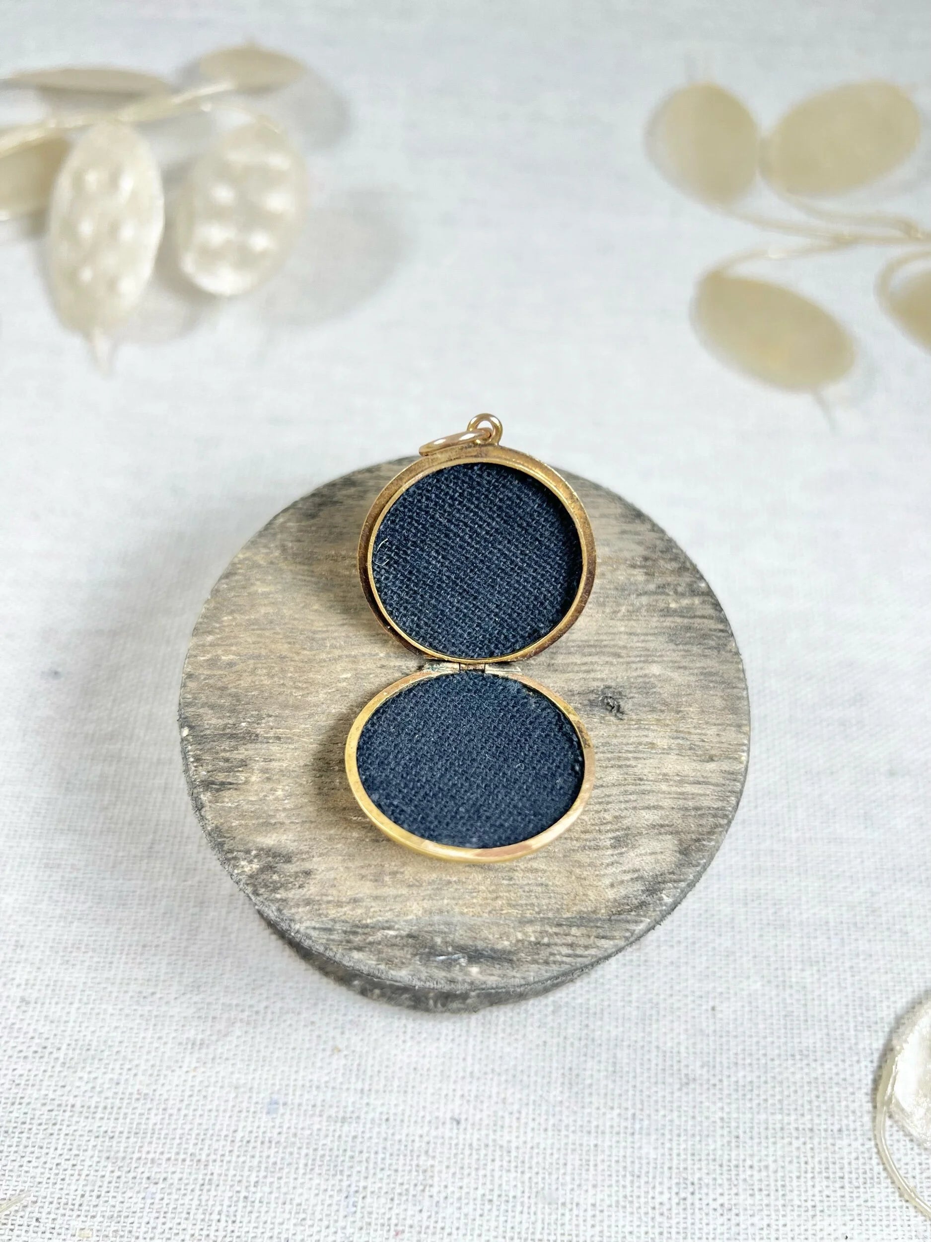 Victorian 15 Carat Yellow Gold Paisley Patterned Round Locket, Circa 1880