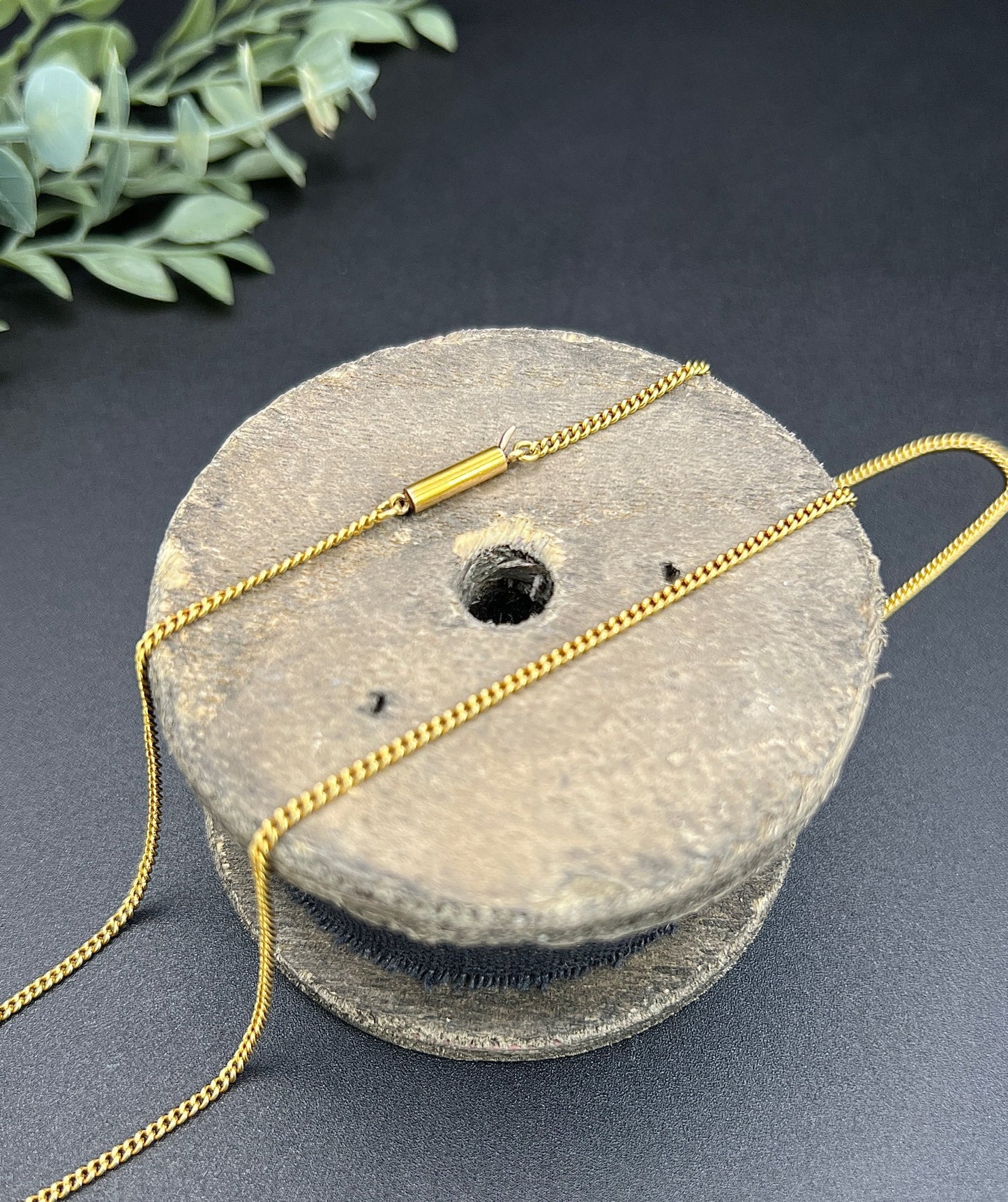 A yellow gold chain necklace