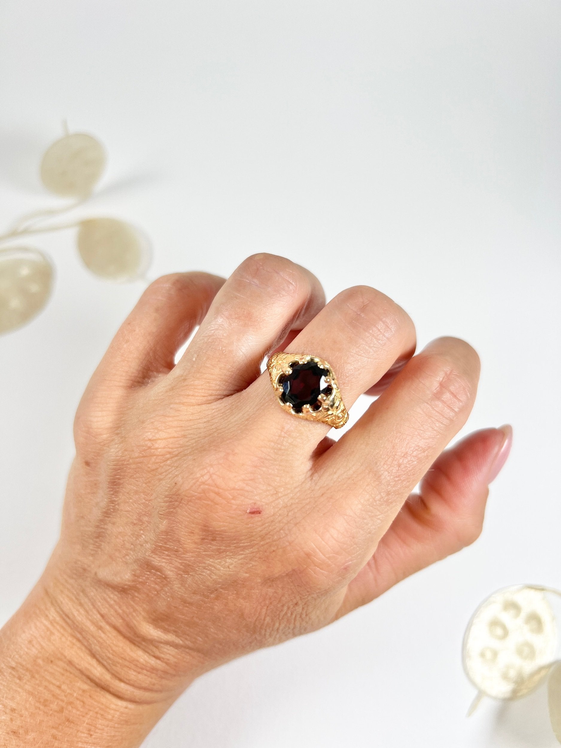 Antique 15ct Yellow Gold Stamped, Fancy Victorian Faceted Oval Garnet Ring, Hallmarked Birmingham 1890