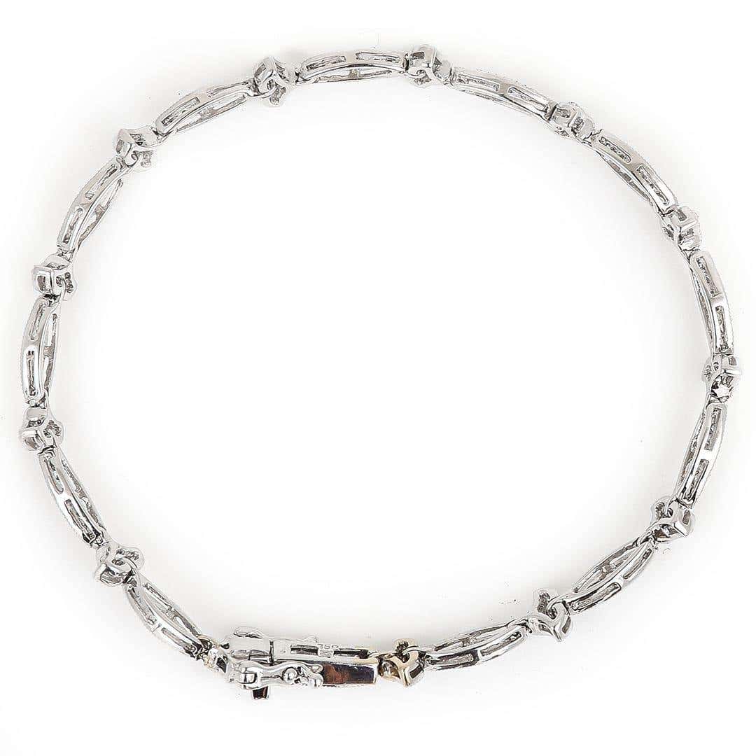 Contemporary 18ct White Gold 1.25ct Diamond Fleur De Lis Style Bracelet