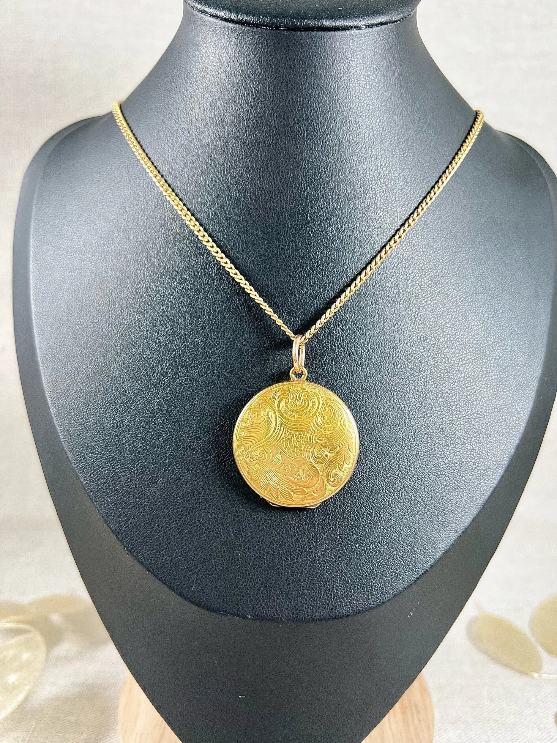 Victorian 15 Carat Yellow Gold Paisley Patterned Round Locket, Circa 1880