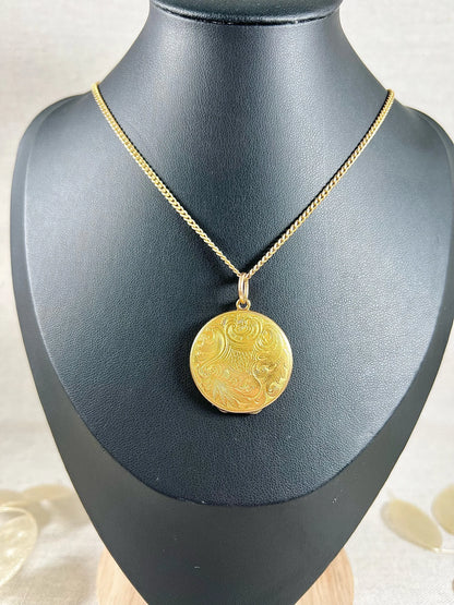 Victorian 15 Carat Yellow Gold Paisley Patterned Round Locket, Circa 1880