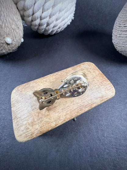 A cat-shaped brooch in yellow gold with black onyx, mother of pearl and a diamond set collar
