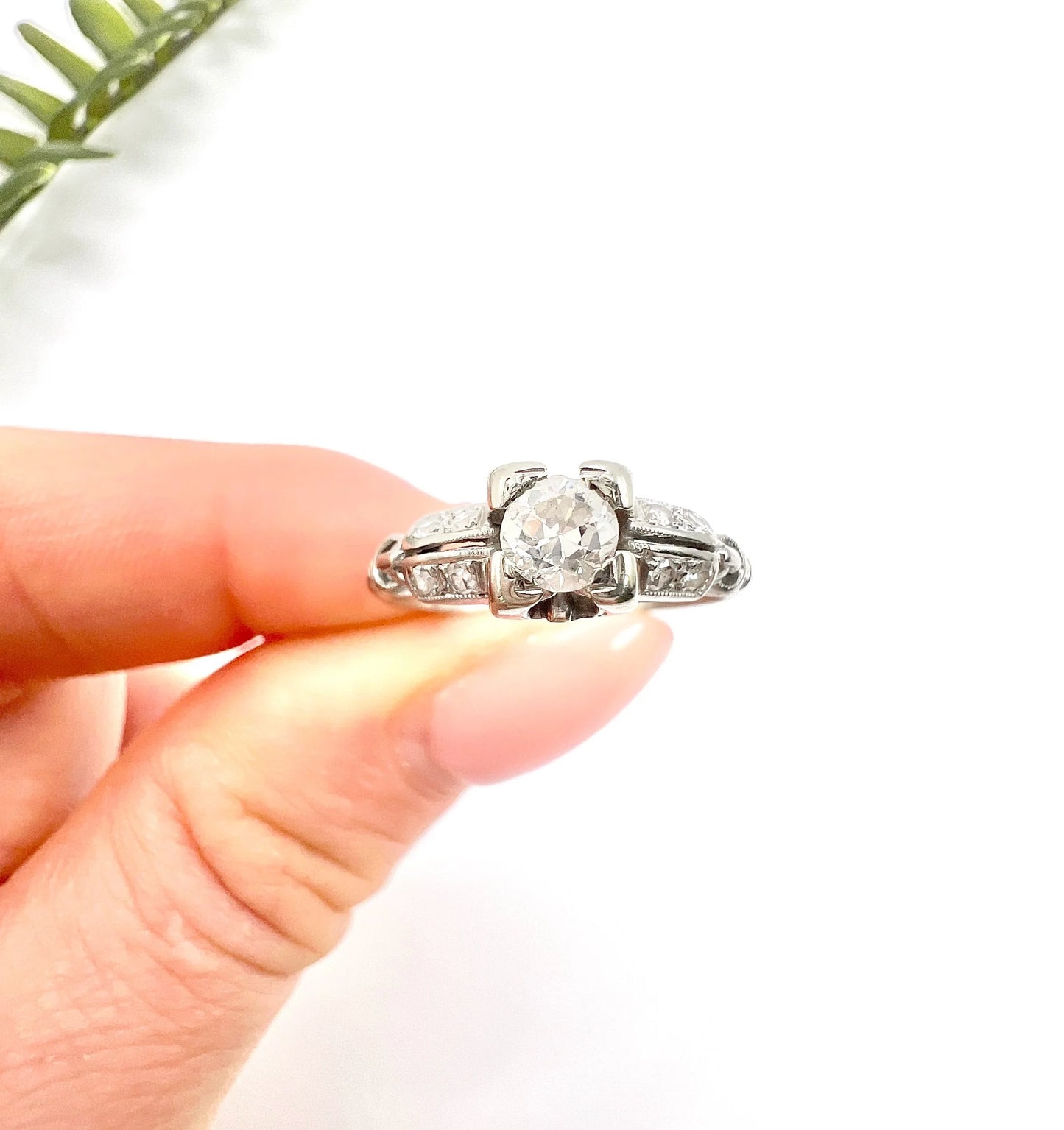 Antique 18 ct White Gold Diamond Engagement Ring with Diamond Shoulders