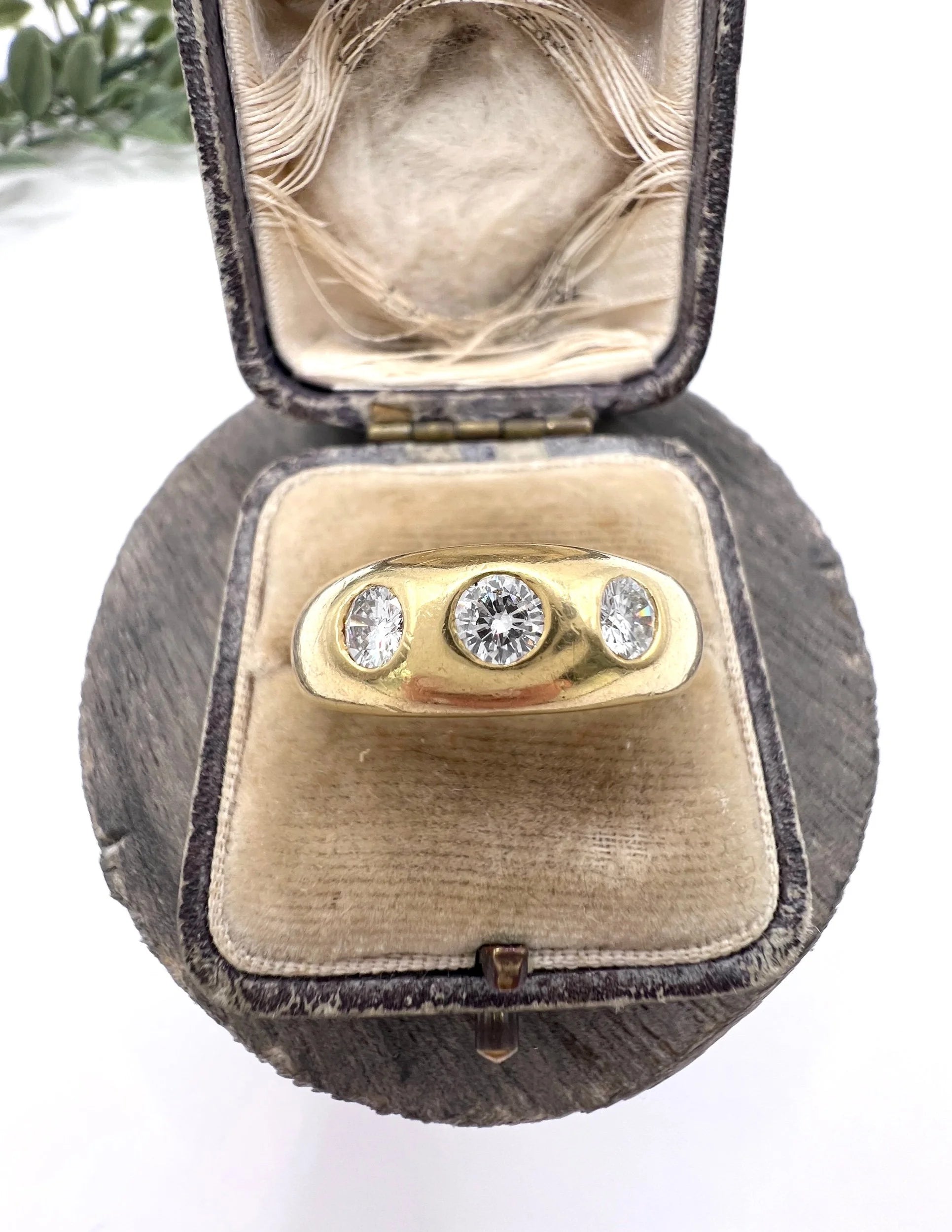 Vintage 18 Carat Yellow Gold Three Stone Diamond Band Ring, Hallmarked London 1992