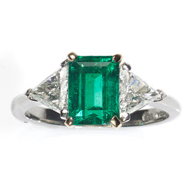 Contemporary Colombian 1.75ct Emerald and Diamond Ring