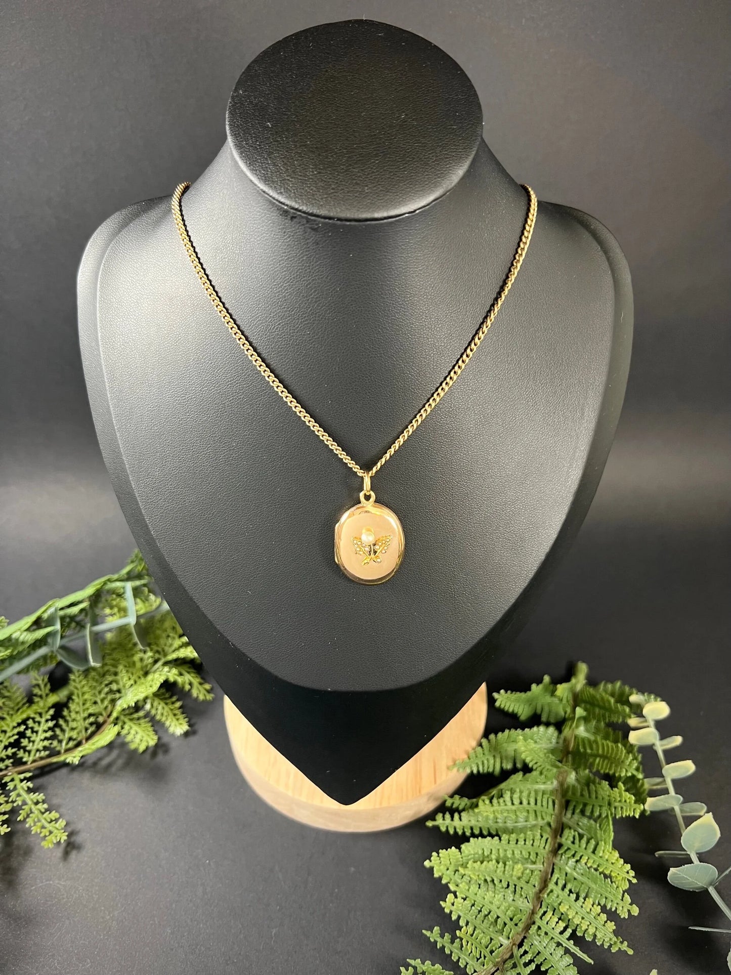 Antique Edwardian 15 Carat Yellow Gold Pearl Flower Oval Locket, Circa 1900