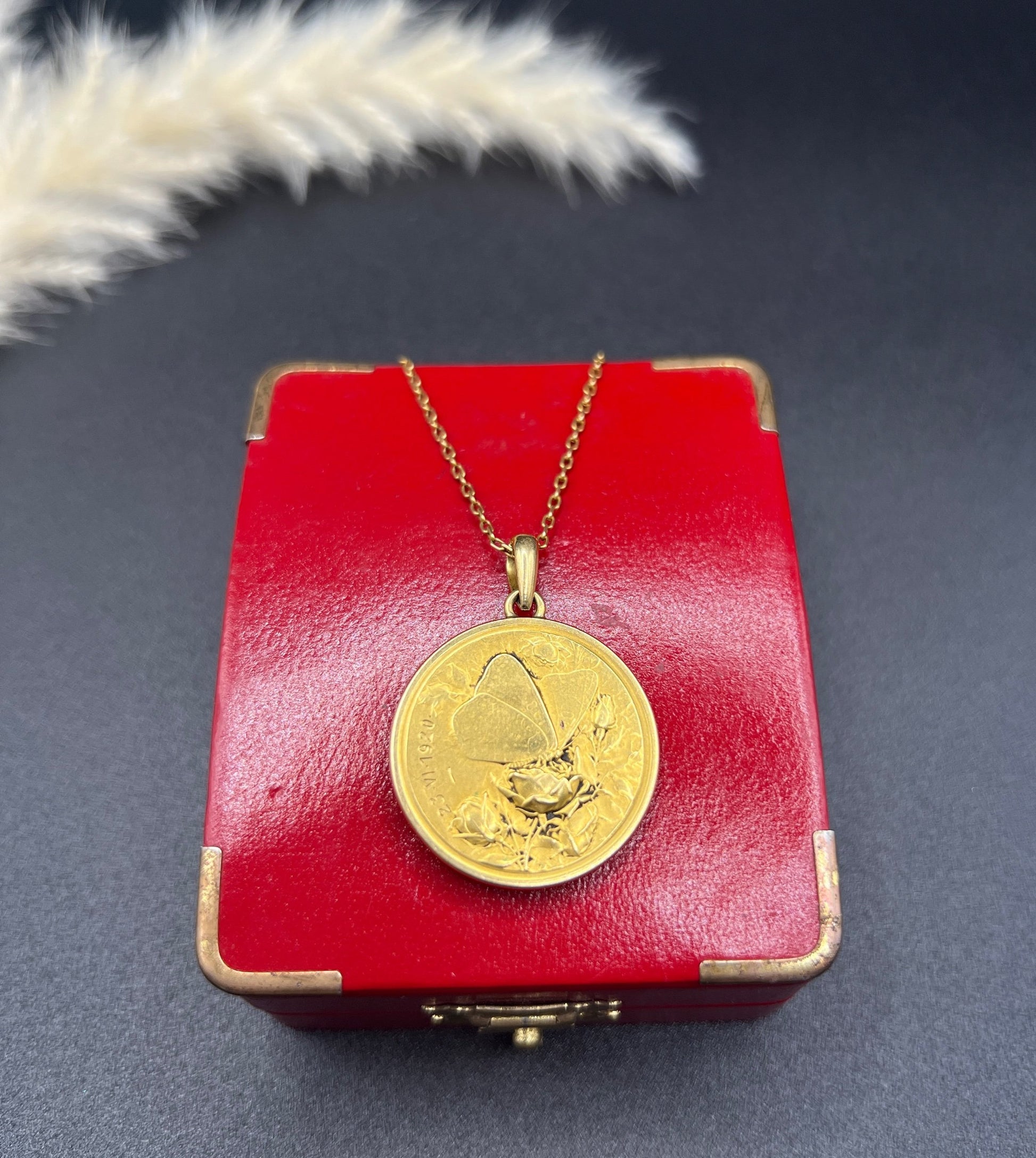 French Art Nouveau 18 Carat Gold Love Medallion by Frederic Charles Victor de Vernon